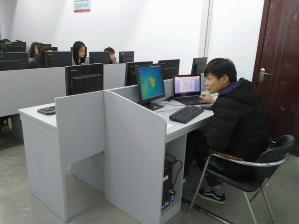校企合作強(qiáng)，雙師授課忙——信息工程系積極開展校企雙師授課，共育計(jì)算機(jī)應(yīng)用軟件開發(fā)人才